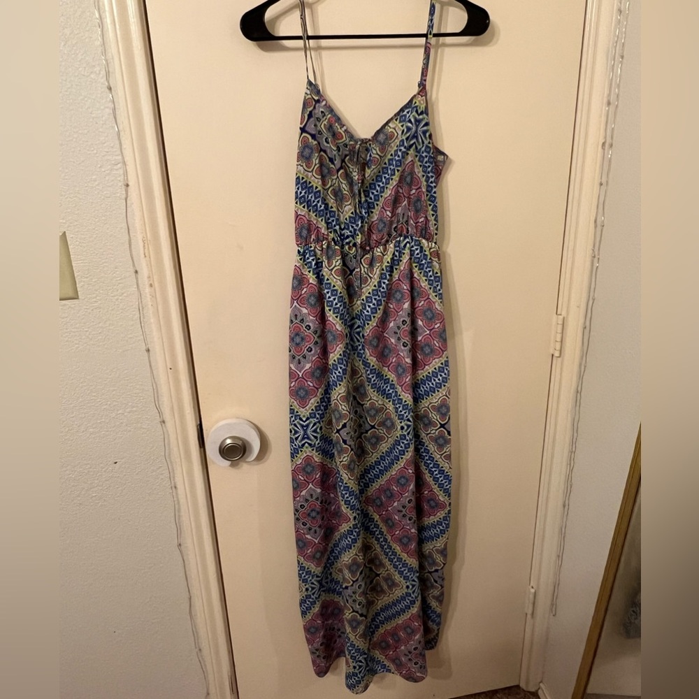 Beach maxi dress with spaghetti straps and front tie closure, patterned size L
